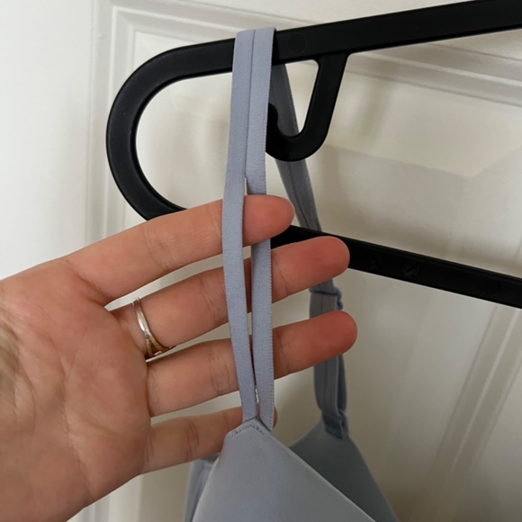 Victoria Secret 34DD - Picture 3 of 4